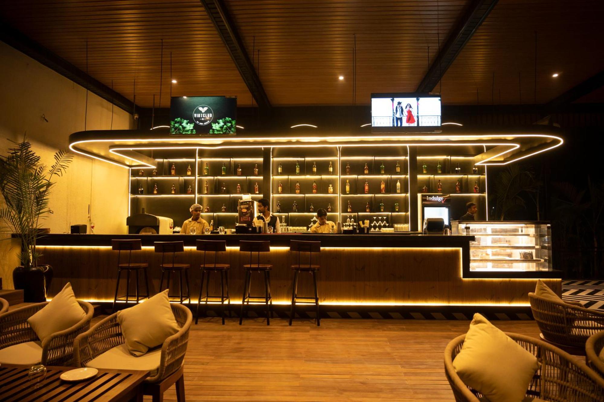 Vintclub Resort Lucknow Buitenkant foto