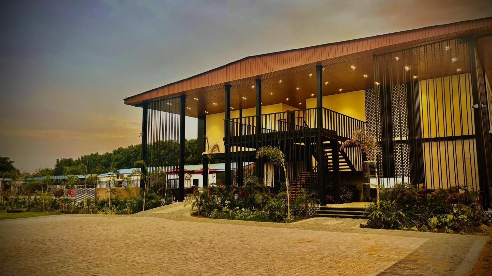 Vintclub Resort Lucknow Buitenkant foto